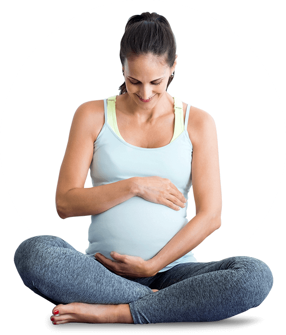 Femme enceinte souriant à son ventre.